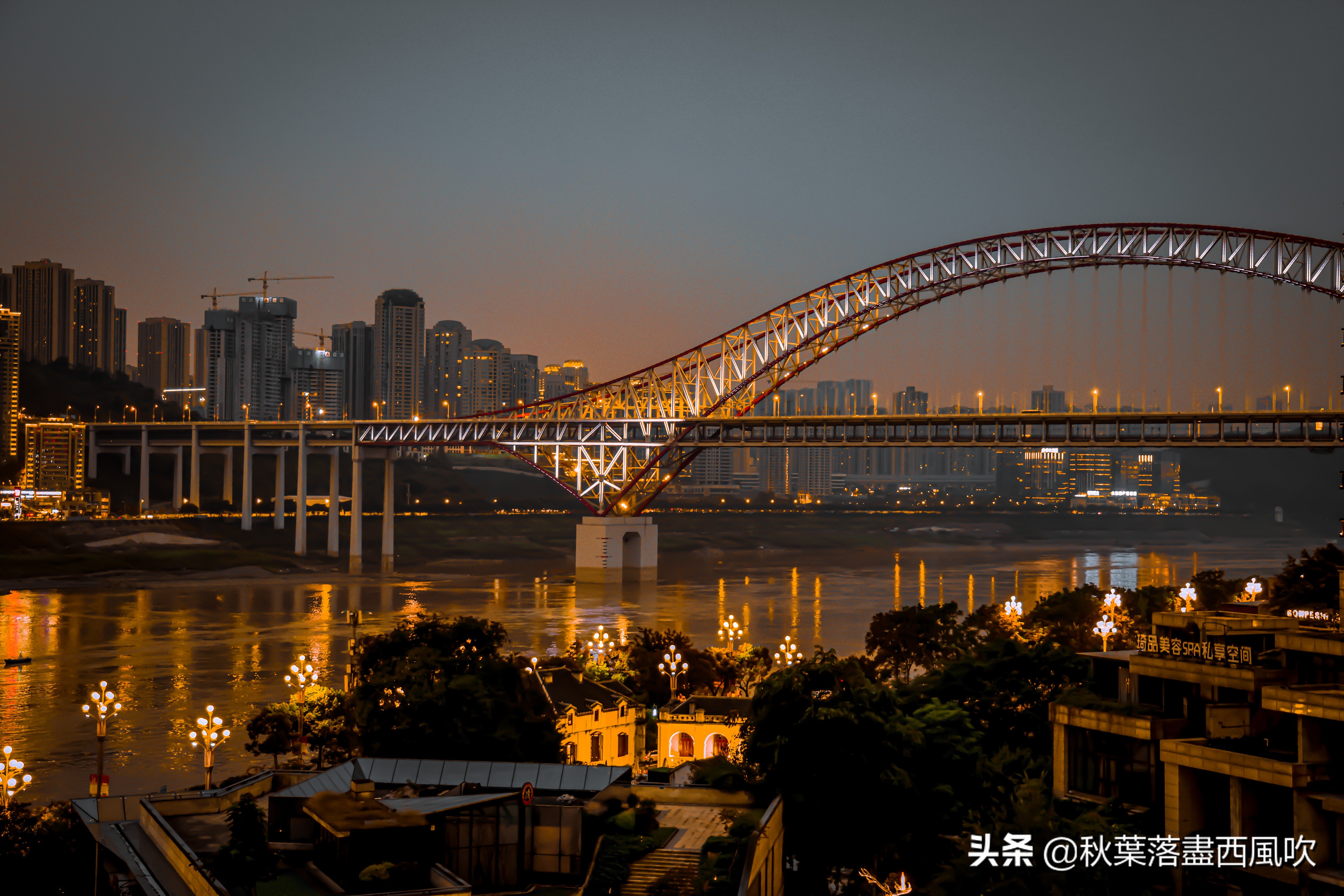 Standing on the Danzishi Old Street in Changjiahui, Chongqing, you can ...