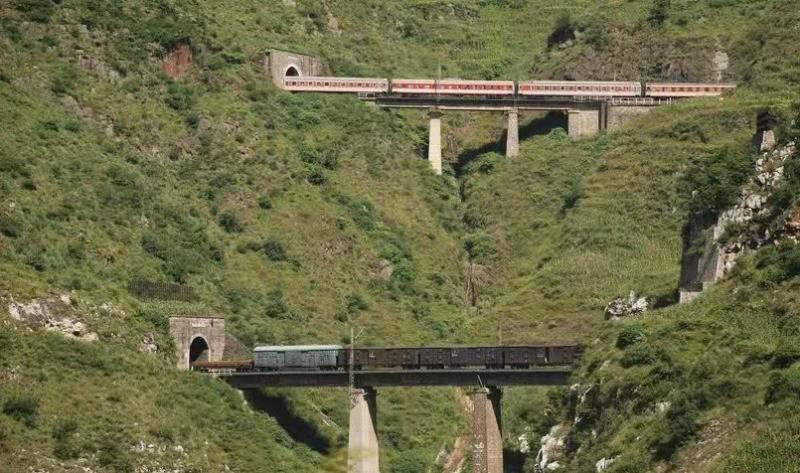 米,从海拔2700多米的梅花山腹中穿过,是西南地区海拔最高的铁路隧道