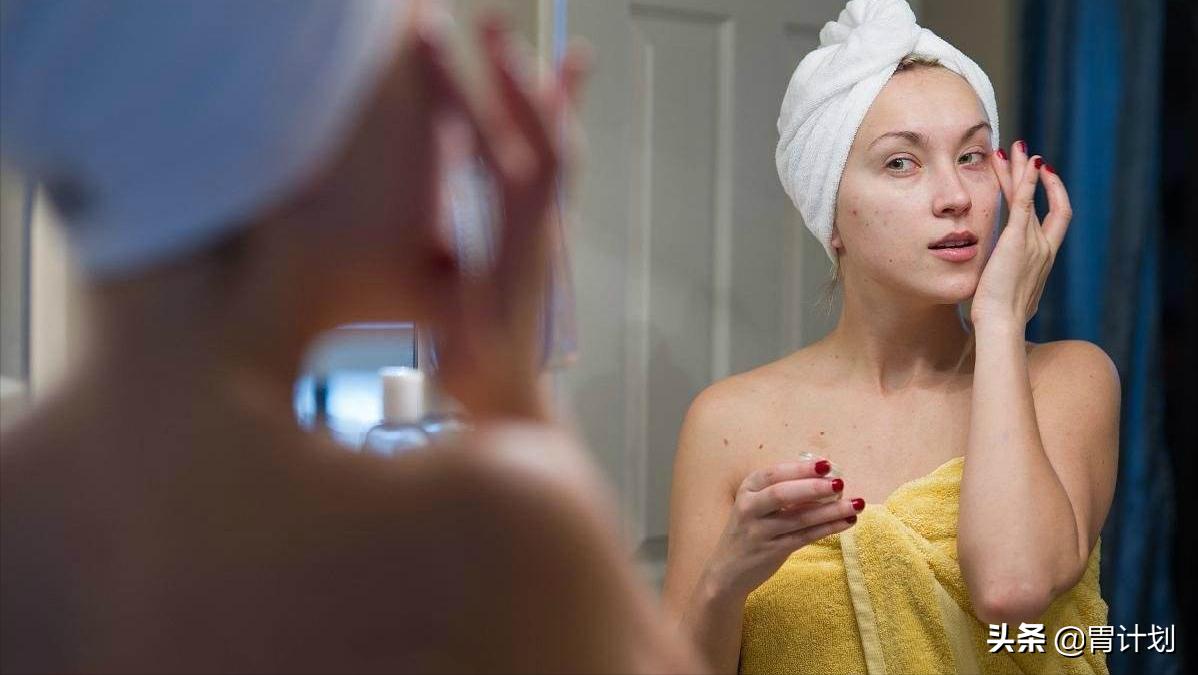 When putting on makeup, who should apply BB cream or sunscreen first