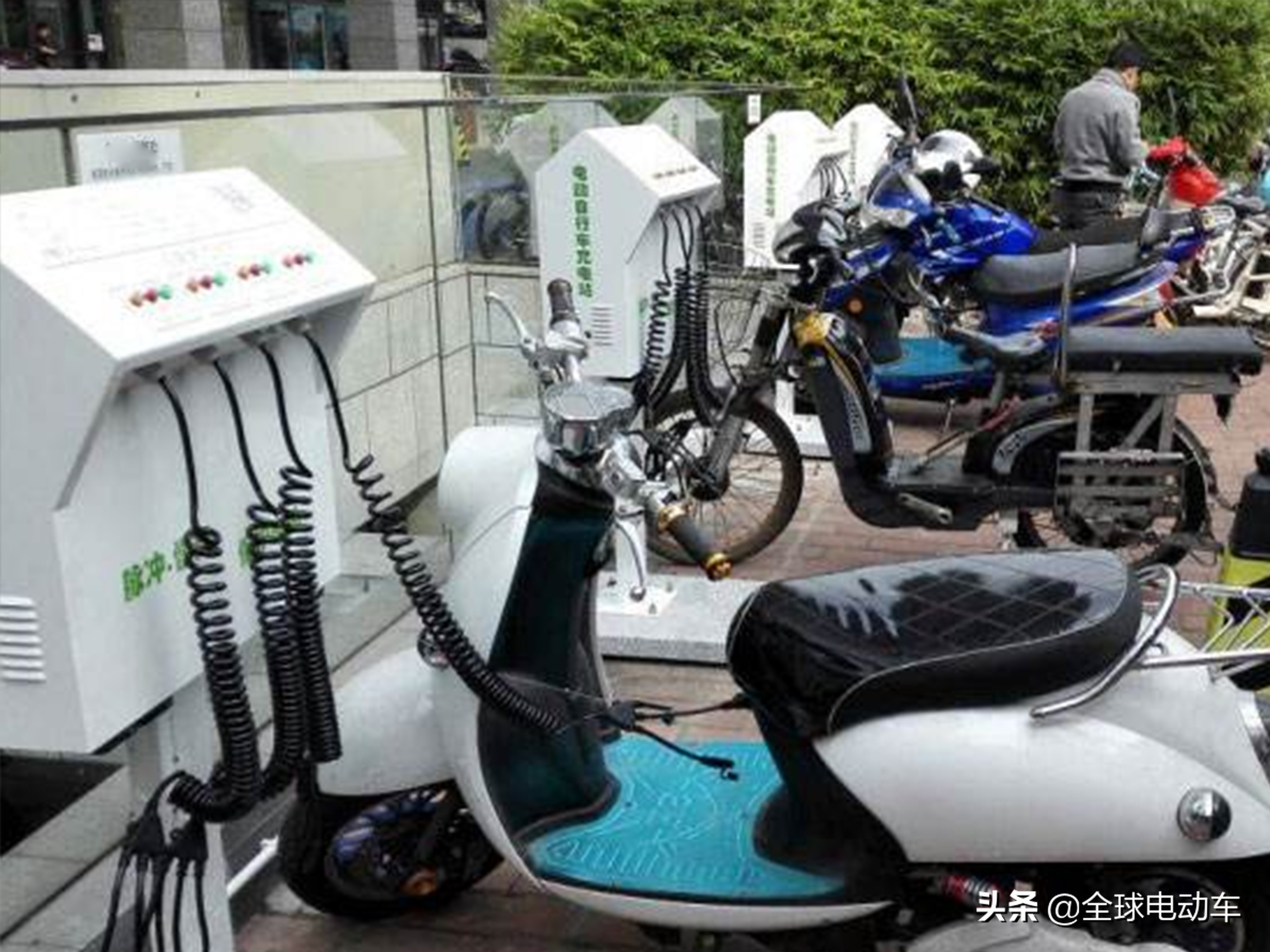 After the electric vehicle charger turns green, should I unplug it or continue charging?Here to