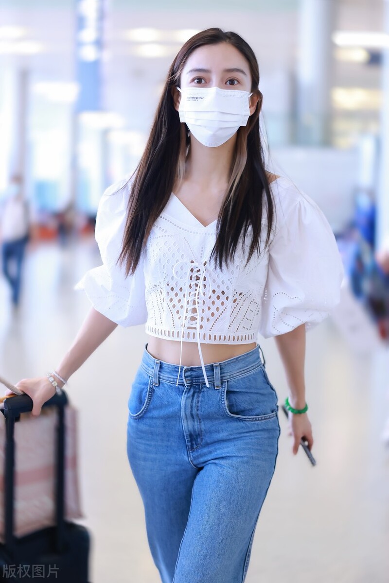 Angelababy walks to the airport without makeup, wearing a crop top and ...