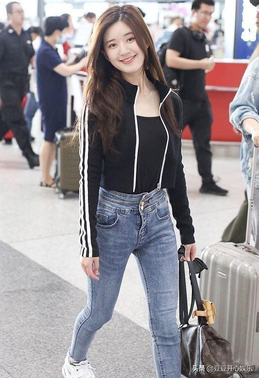 Zhao Lusi's sporty style appeared at the airport, this smile is too ...