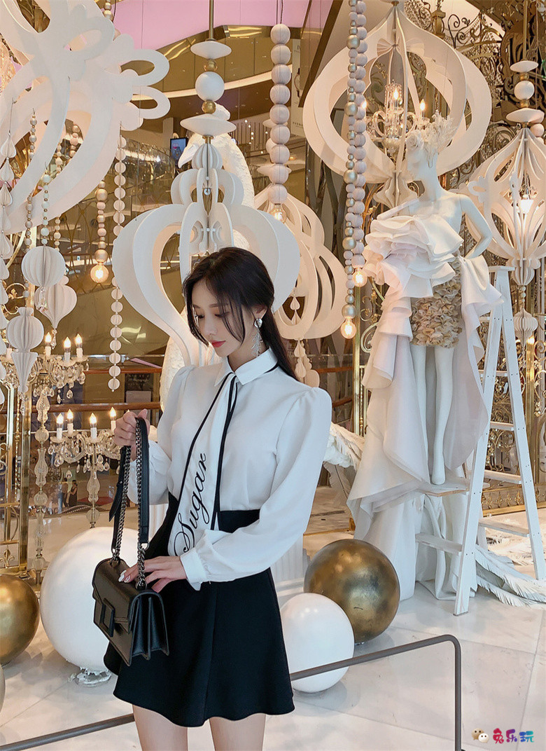 孙允珠丨白汀威士忌西洋字母絮带衣裙