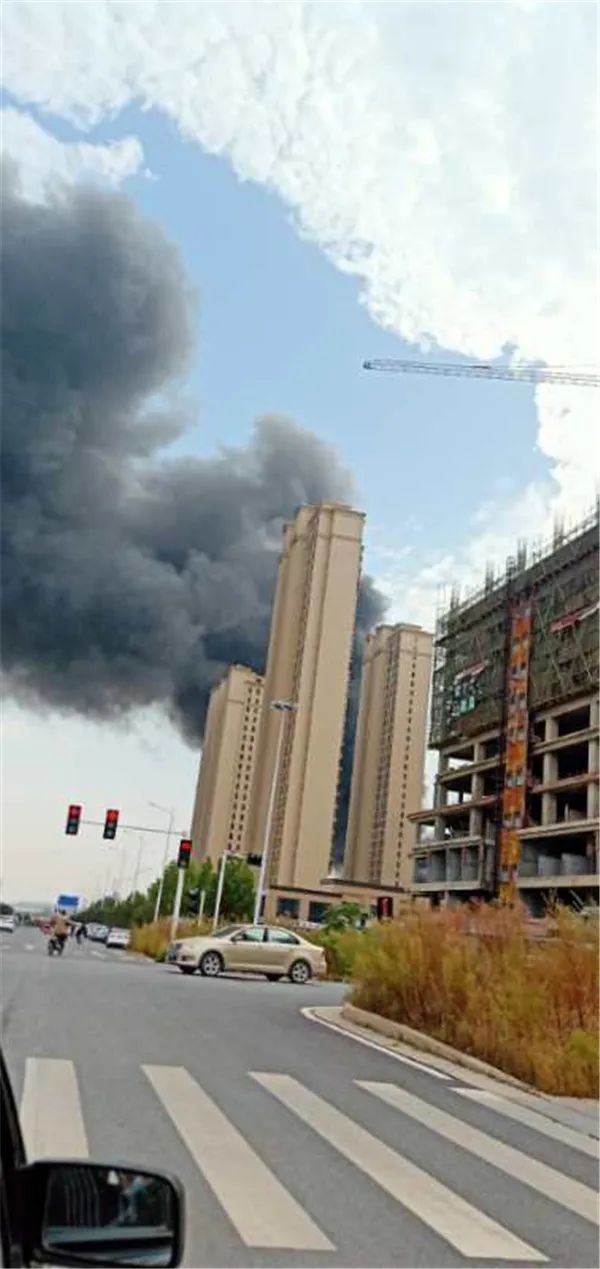 最新情况郑州南四环一仓库起火18辆消防车赶赴现场