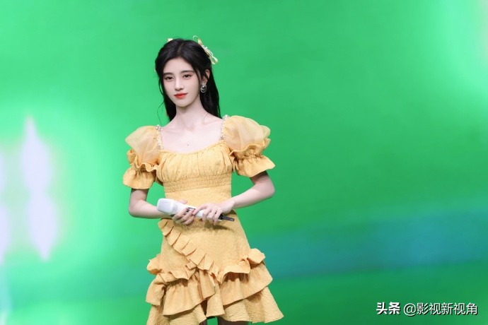 26-year-old Ju Jingyi appeared in a long skirt, posing sideways in a ...