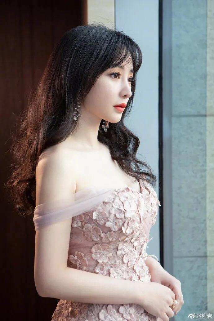 Liu Yan nude embroidered leaky shoulder dress is beautiful, air bangs and wavy curly hair is