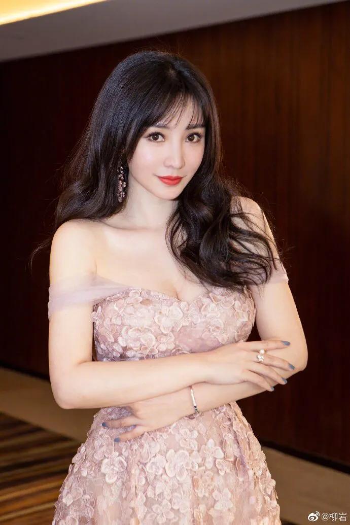 Liu Yan nude embroidered leaky shoulder dress is beautiful, air bangs and wavy curly hair is