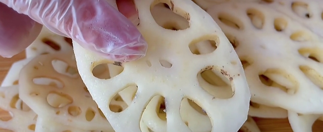 Do you know how to clean lotus roots, remove sludge and insect eggs ...