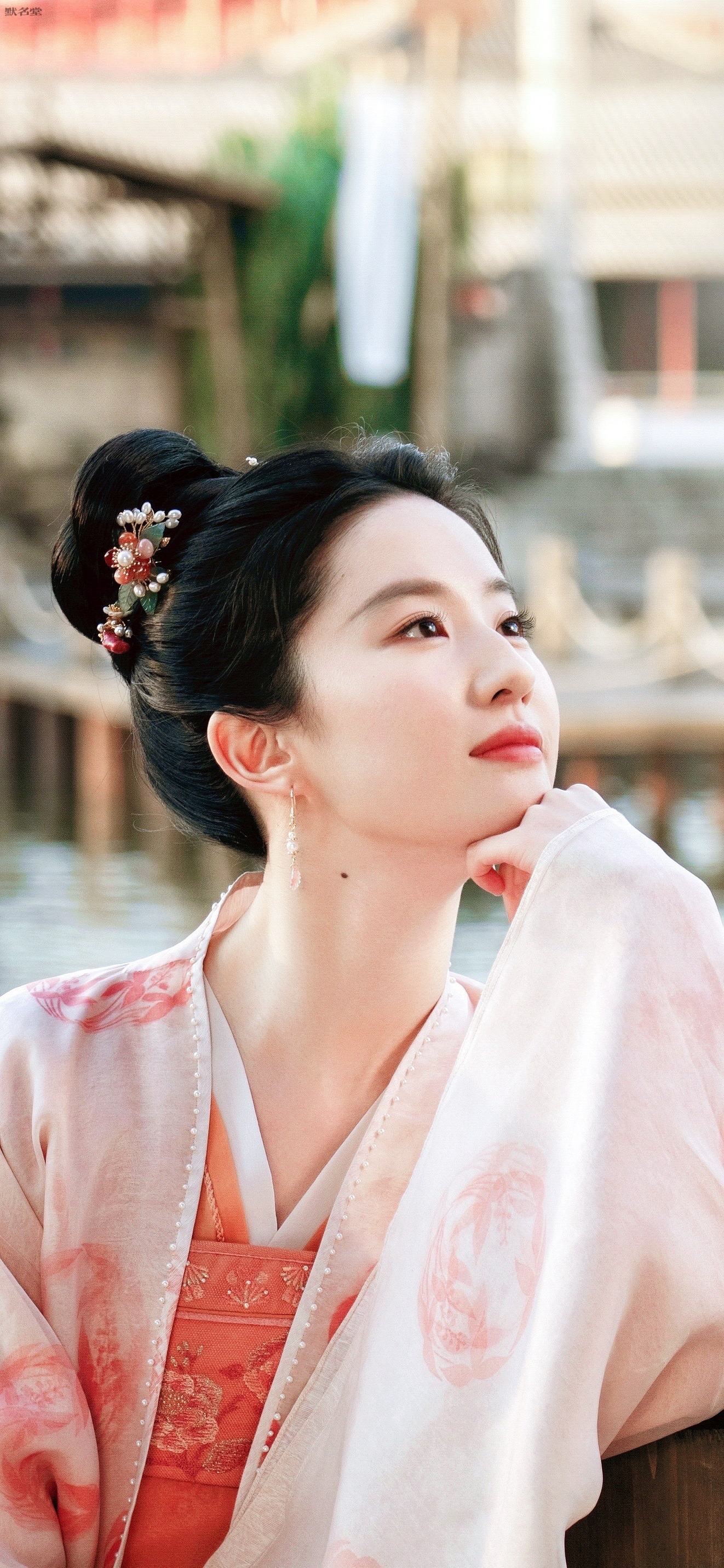 Liu yi fei porn Liu Yifei took a group photo with the female celebrity to be exposed. This  time she was finally not overwhelmed by pornography, and the girls are very  beautiful in normal photos -