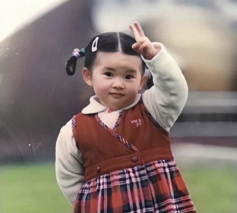 Zhao Lusi's childhood photos are so naive! The white down jacket hugs a ...