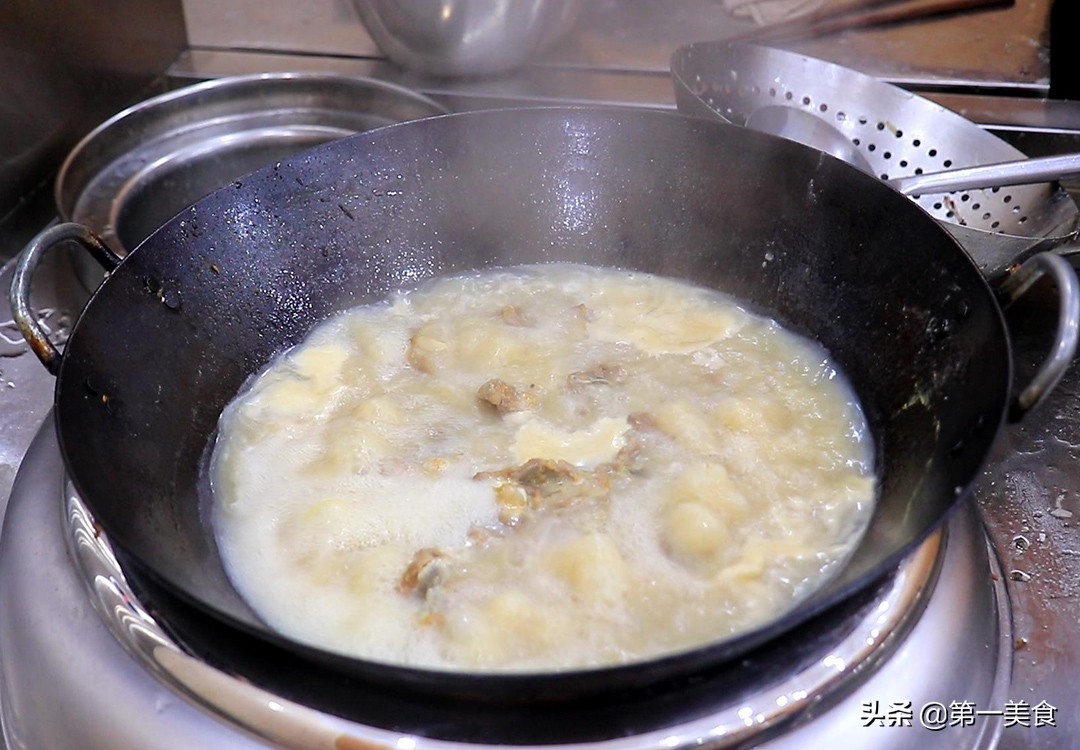 Is the lamb bone soup boiled in boiling water or cold water?Many people are mistaken, the chef