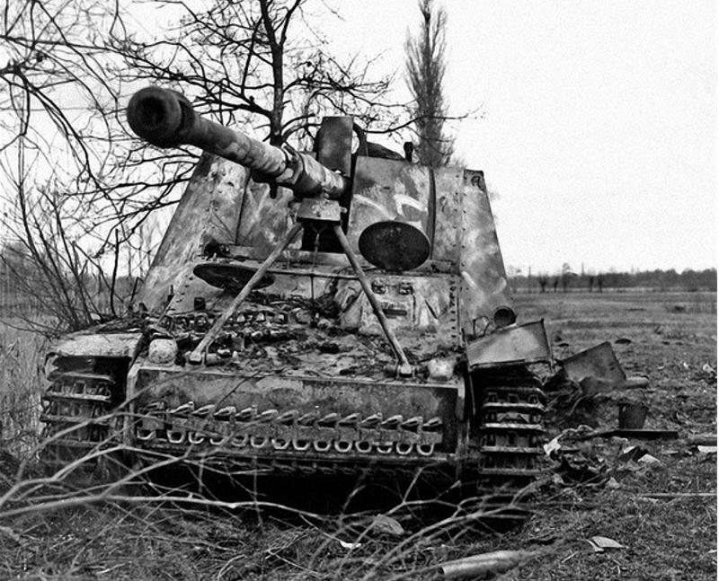 Old photos of World War II-Wrecked German tank - iNEWS