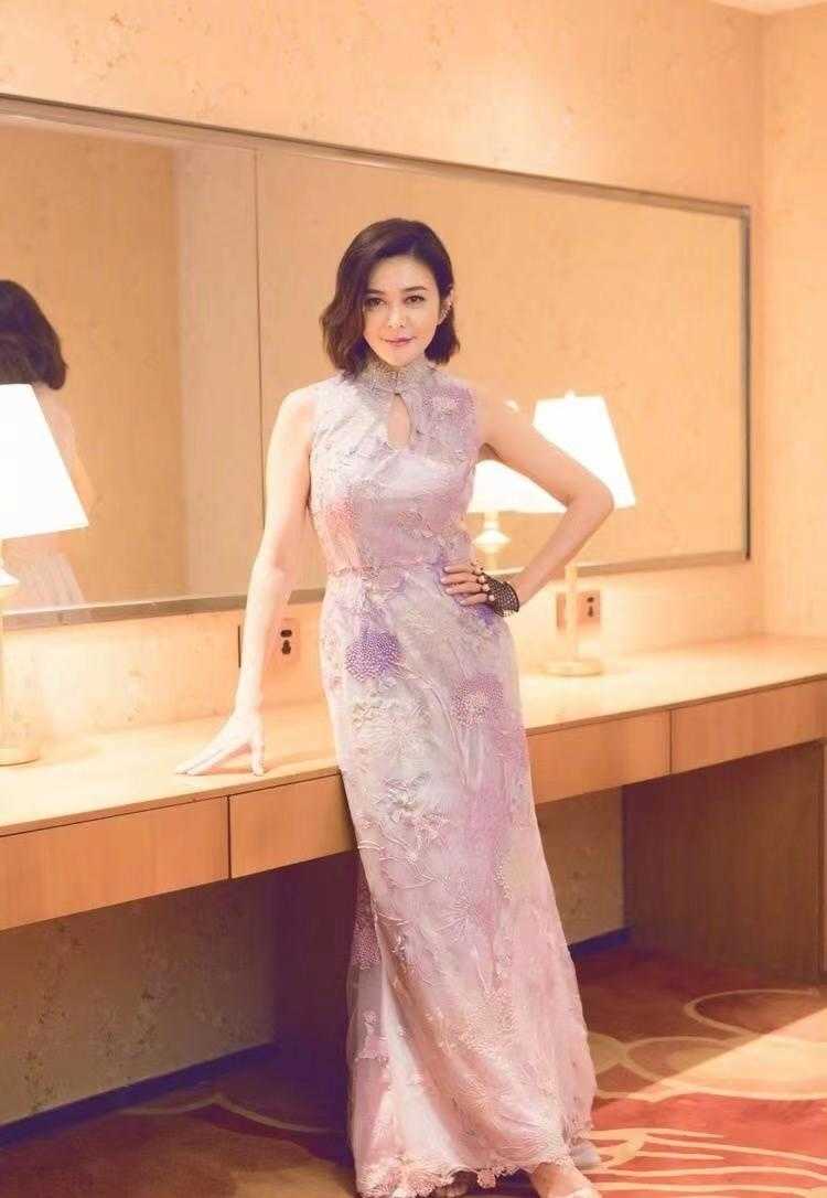 Beautiful Rasolin Kwan Rosamund Kwan is relaxing and beautiful again. Wearing a purple ...