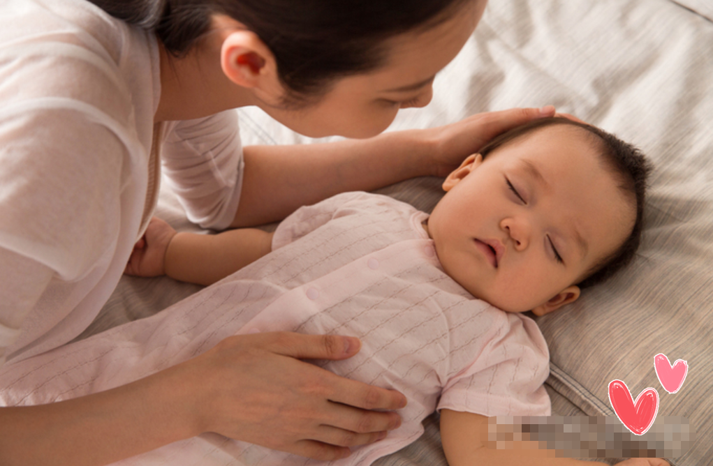How old is the baby to "sleep on the pillow"? Different pillow heights