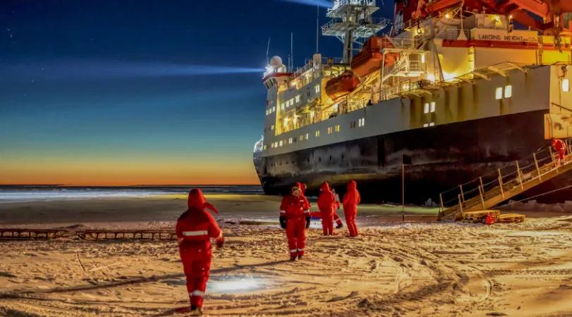 北极科考：300名科学家在北冰洋上漂一年