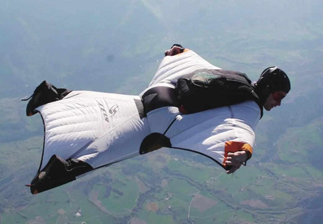 为了卖车67宝马做了件会飞的衣服以全新方式实现人类飞行梦想