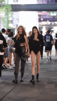 邪恶动态美女图：这样穿着，真的能上街吗？