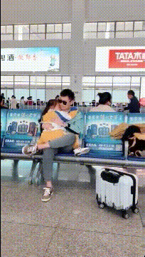 这些gif太好笑了：爱运动的女生，摔跤都这么美