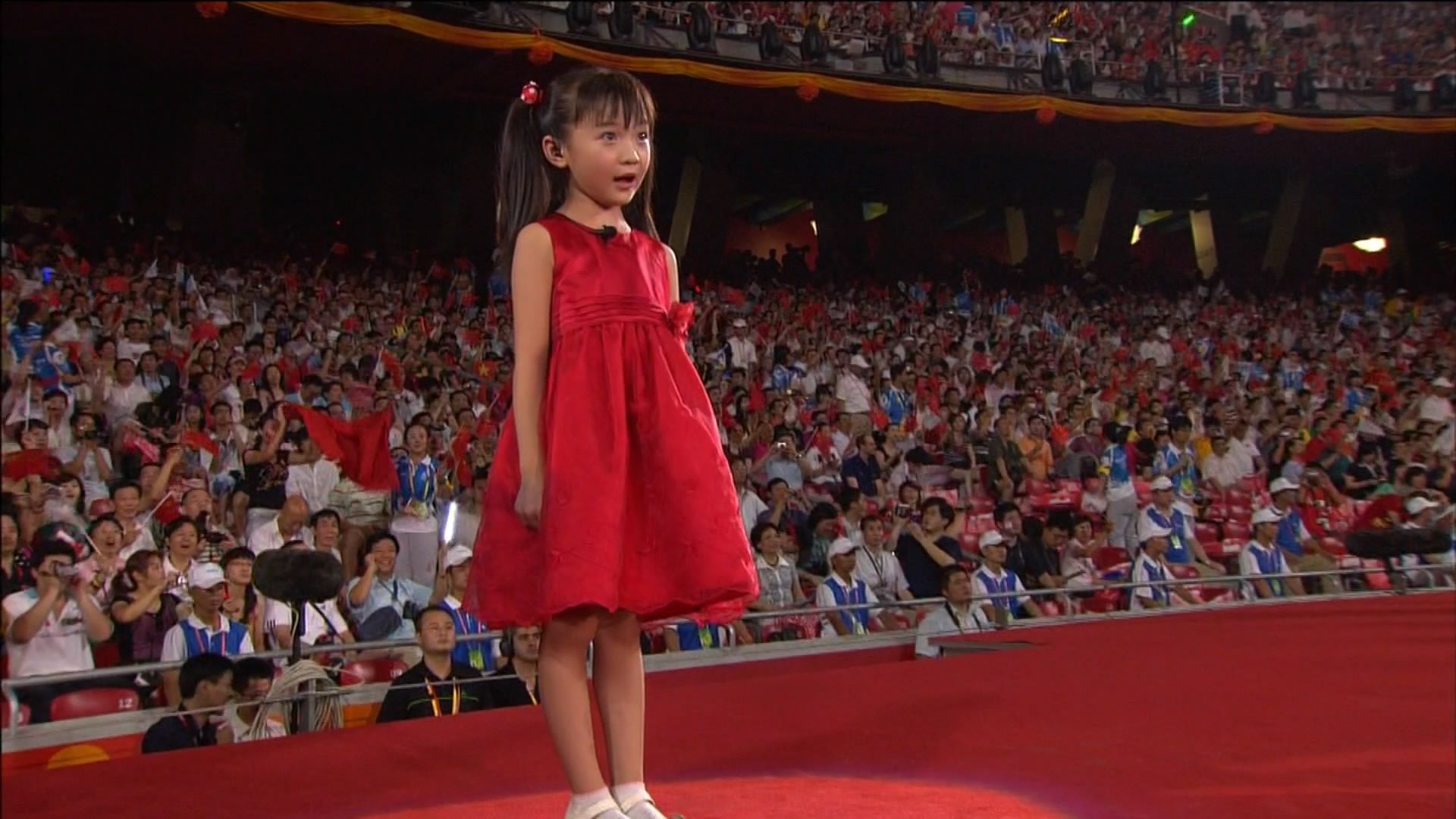 the-little-girl-who-pretended-to-sing-for-lin-miaoke-back-then-is-now