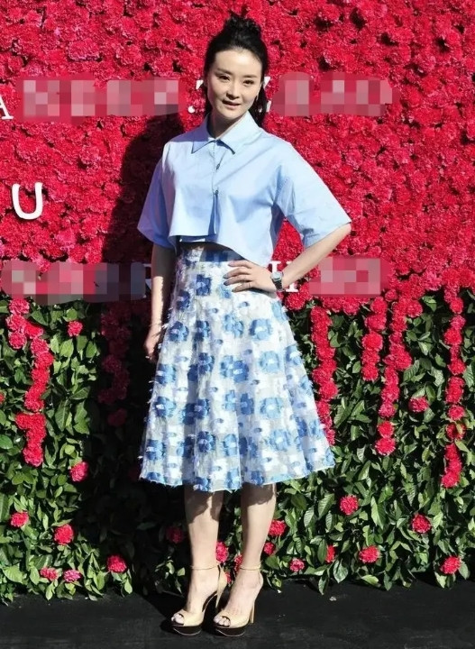 45-year-old "wide too" Wang Yanliang phase wearing a flower skirt ...