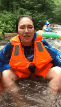 搞笑动图GIF：力太大，妹子这样做肯定是有效果的吧！