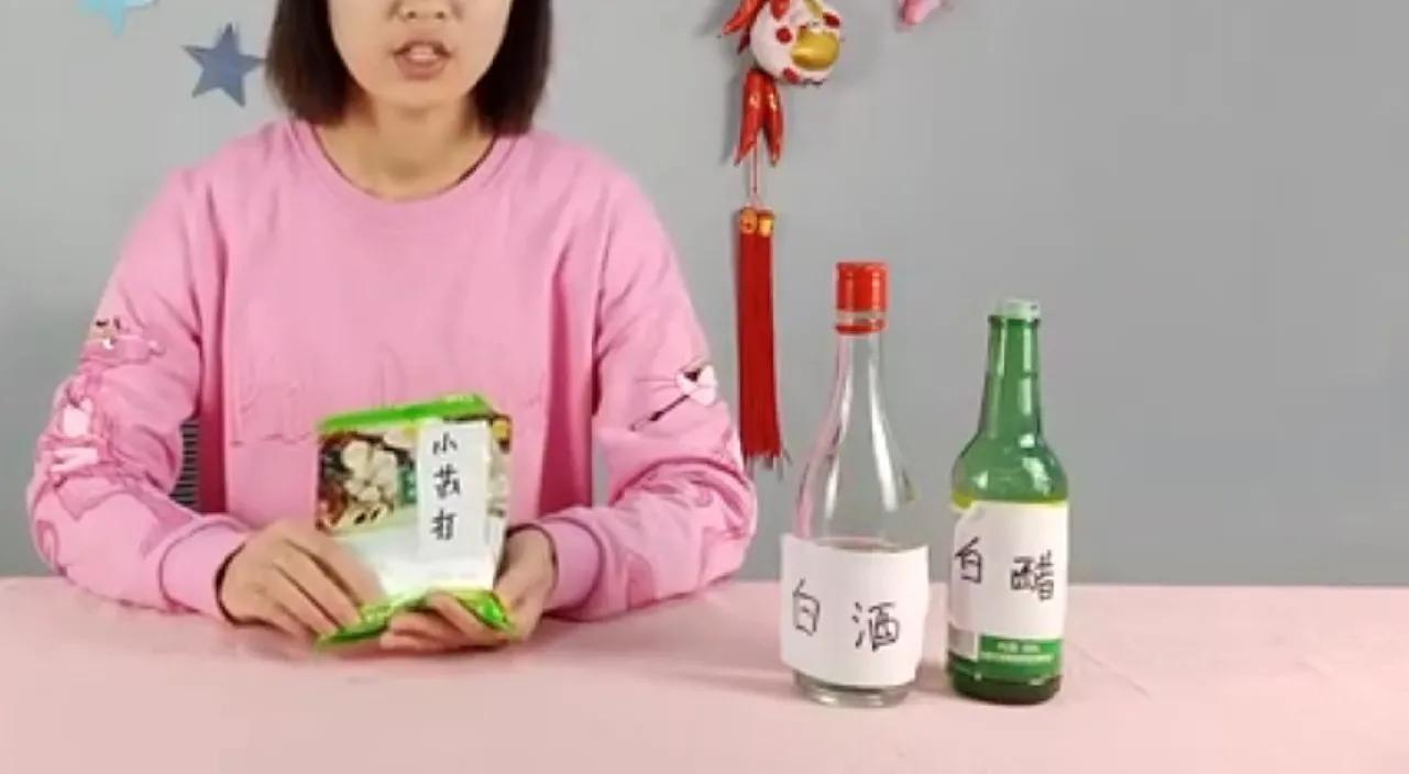 Using baking soda with white vinegar and dish soap can remove stains on