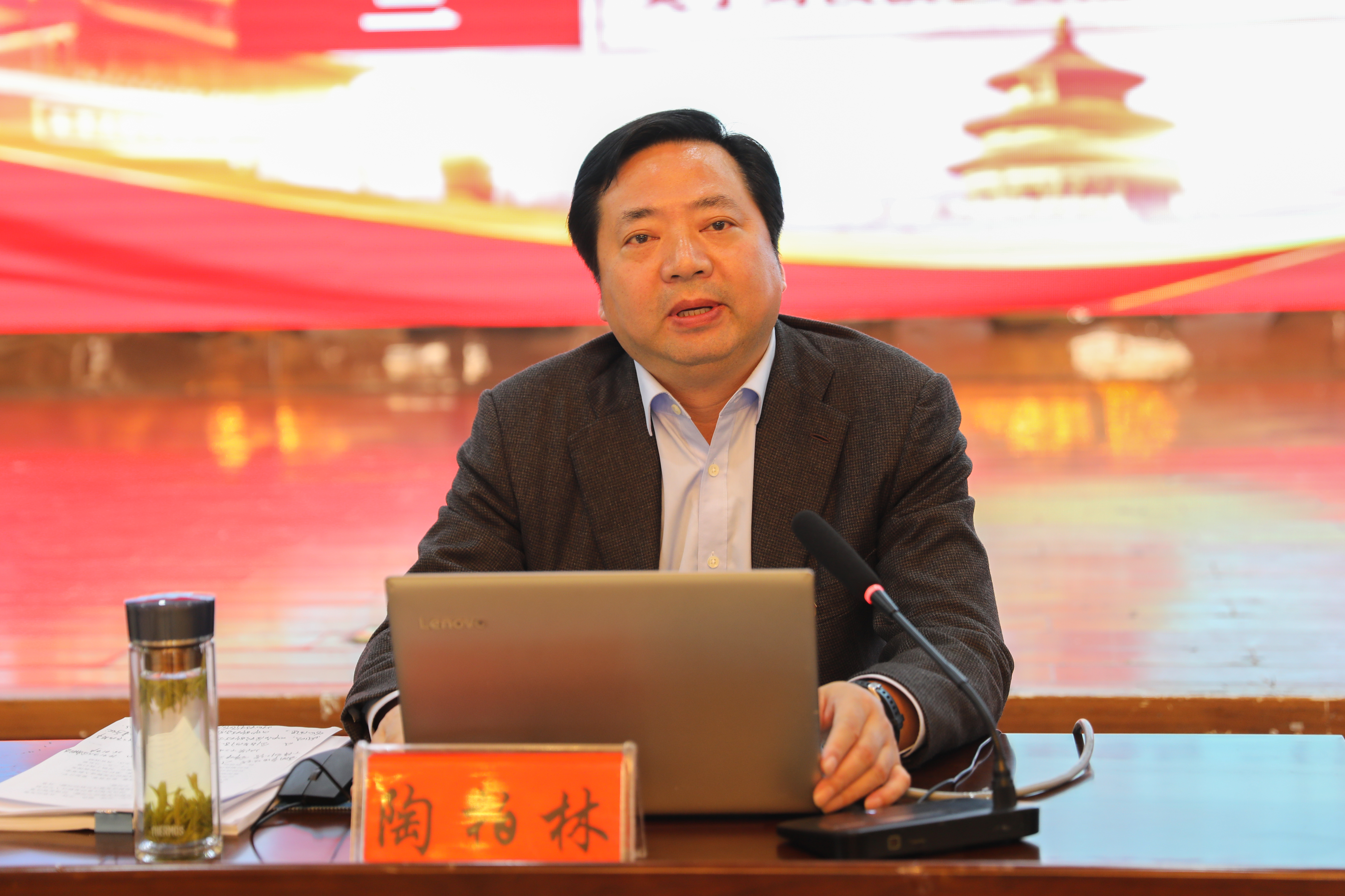 市委讲师团成员,市发改委党组书记,主任陶柏林作宣讲报告.