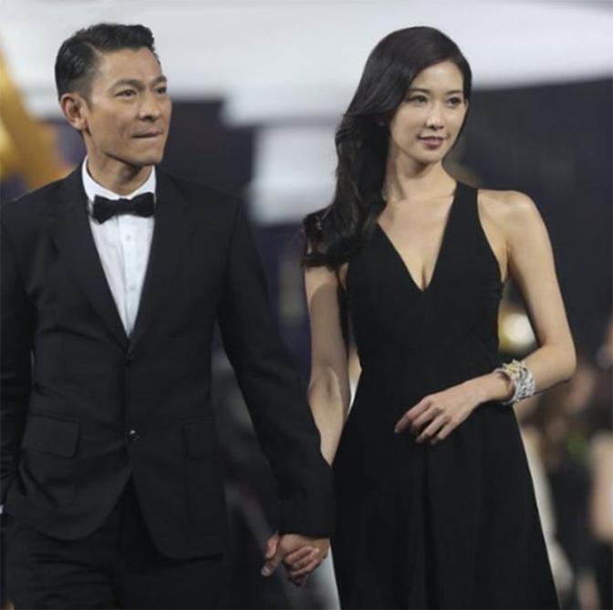 A recent photo of Andy Lau's wife, 55-year-old her body is blessed, who will it be? - iNEWS