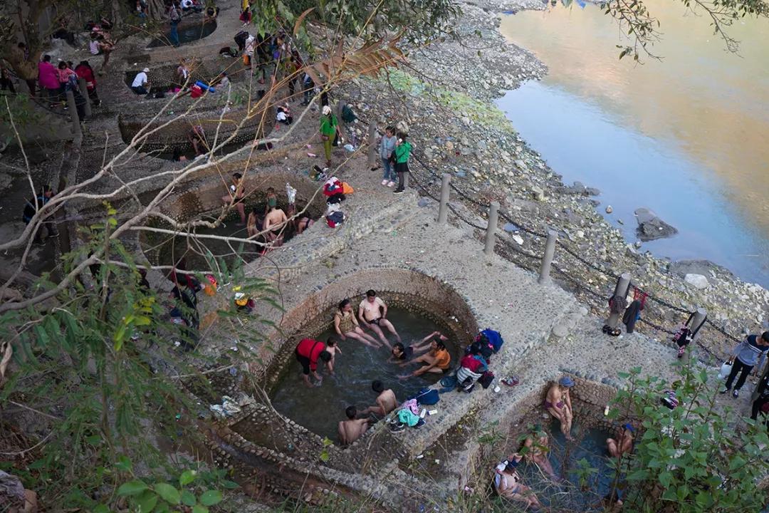 泡温泉是在六库最不可错过的活动,县城以北12公里处的怒江西岸,有着