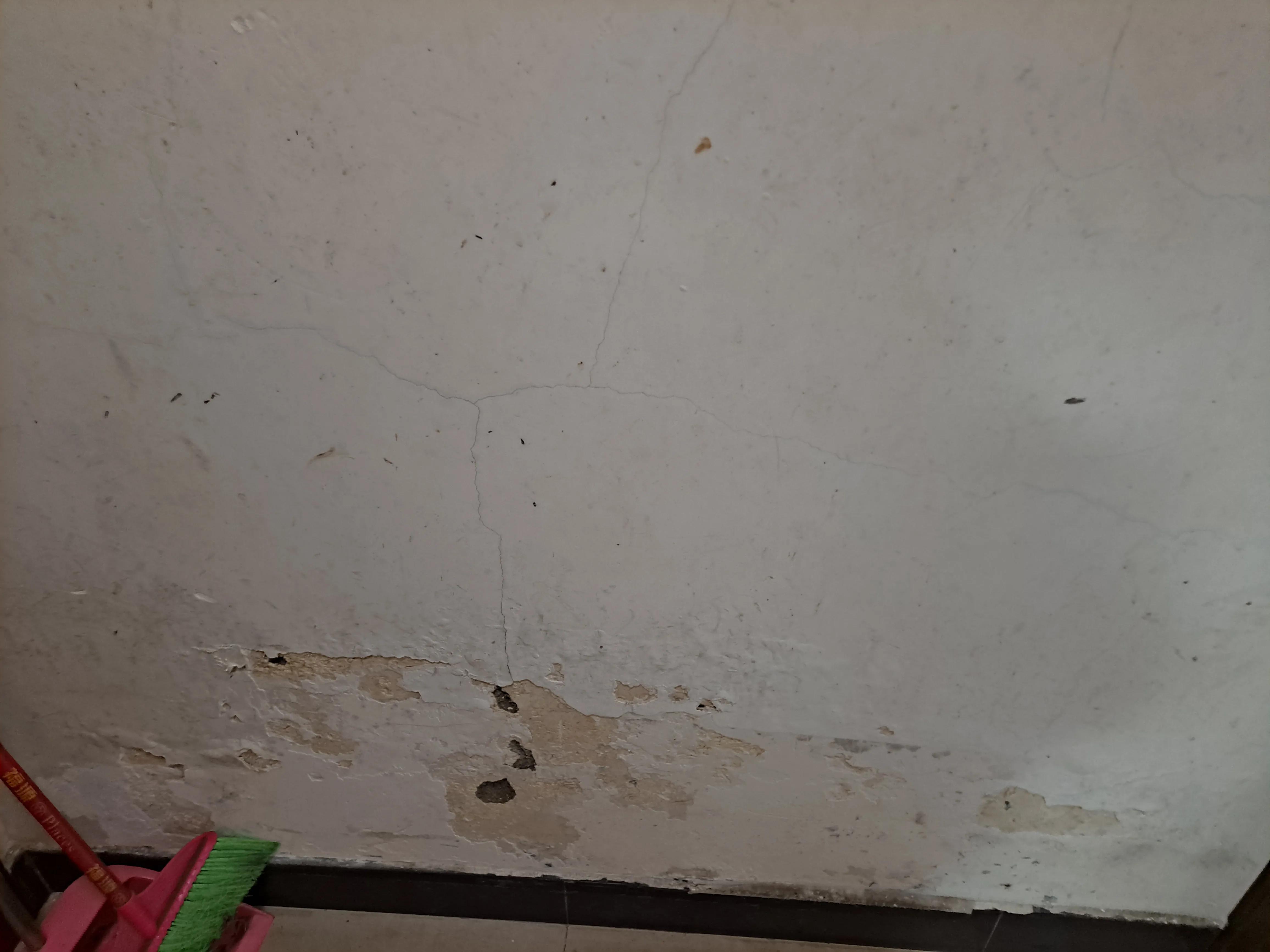 Water leaking upstairs for help iNEWS