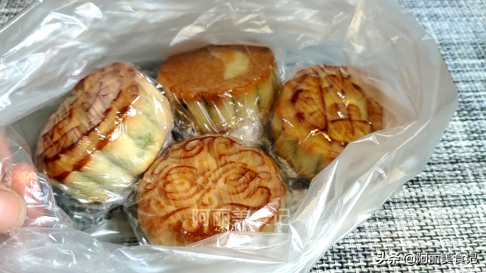 It's a mistake to put mooncakes that you can't finish eating directly