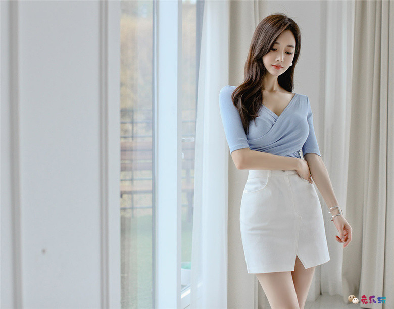 孙允珠：布莱顿浅滩夏日蕴蓝斜衩衣裙