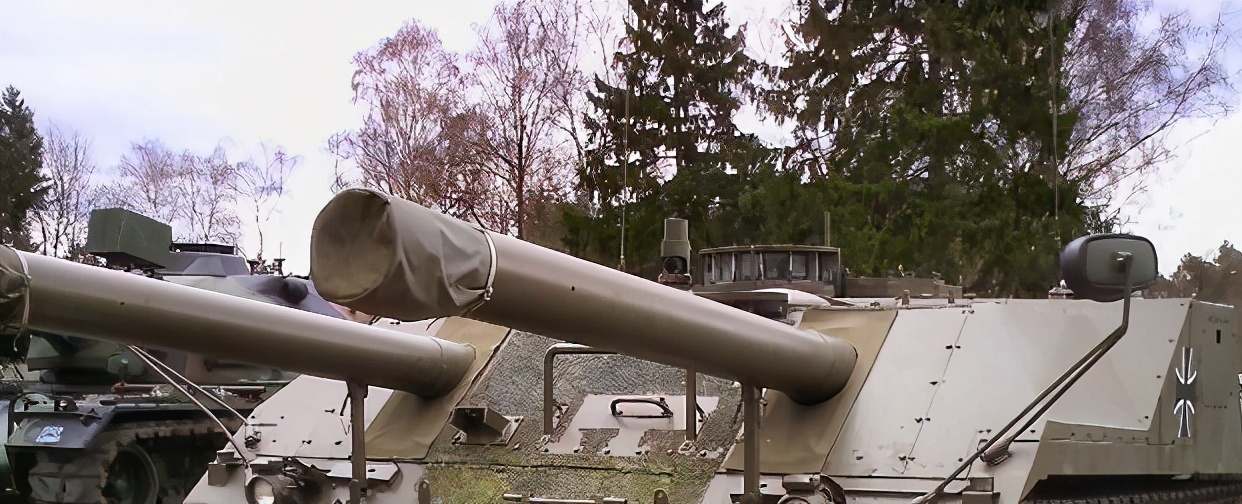 The firepower of the two tank guns doubled, and the target was small ...