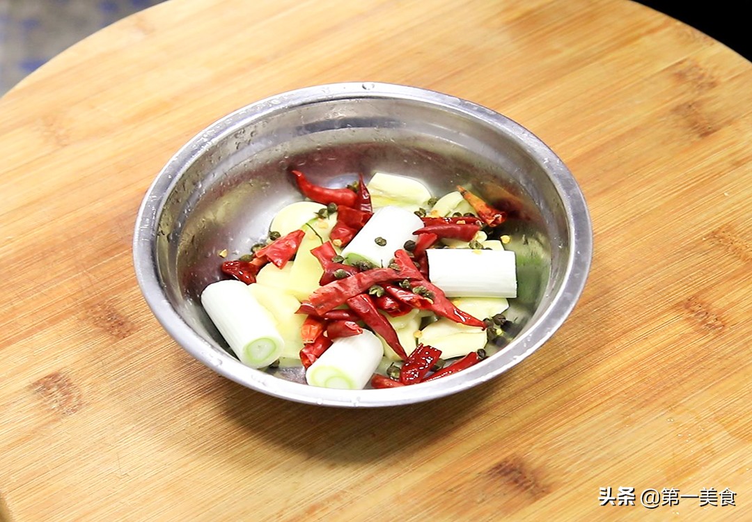 The duck neck is absolutely delicious to eat like this. The chef shares