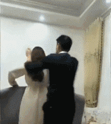 搞笑动图GIF：妹子调皮了！我都想试试了！