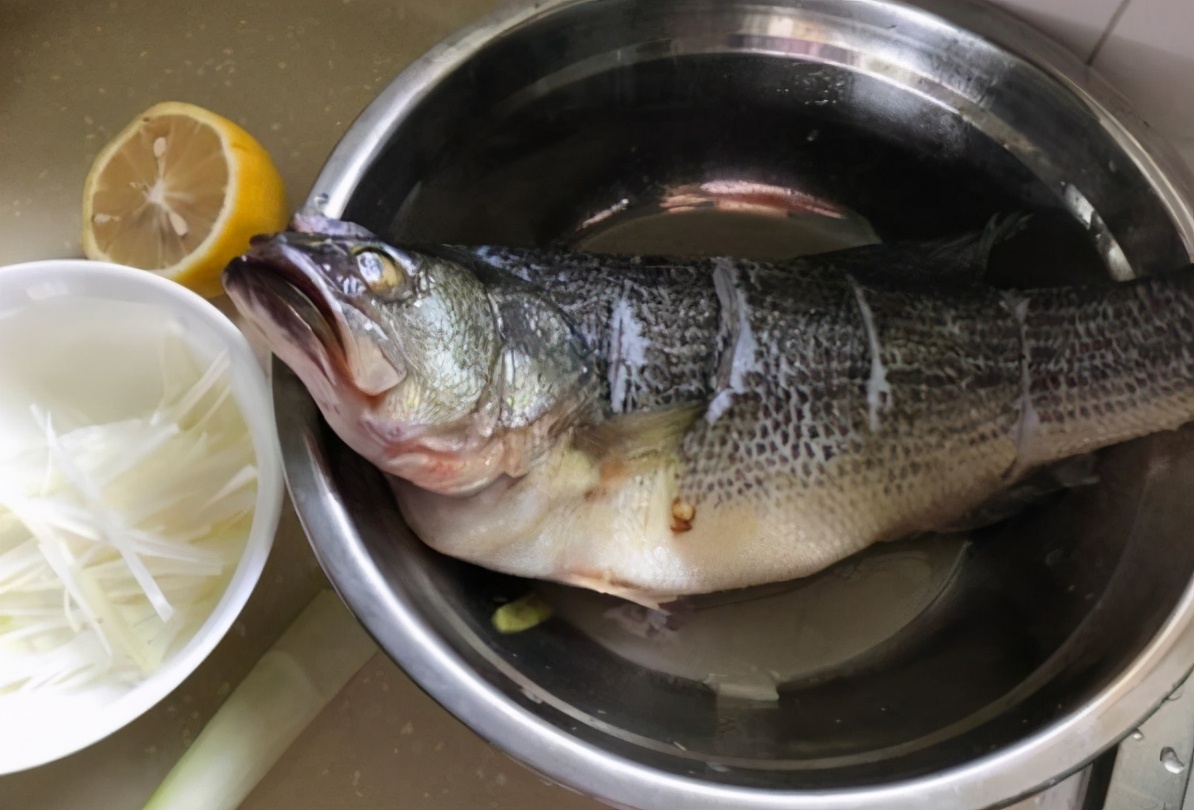 When making steamed fish, do you add salt or light soy sauce? Remember