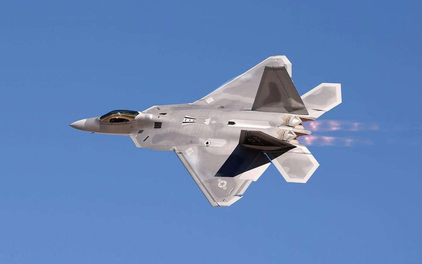 The US F22 is locked by Chinese satellites, and the flight path is ...