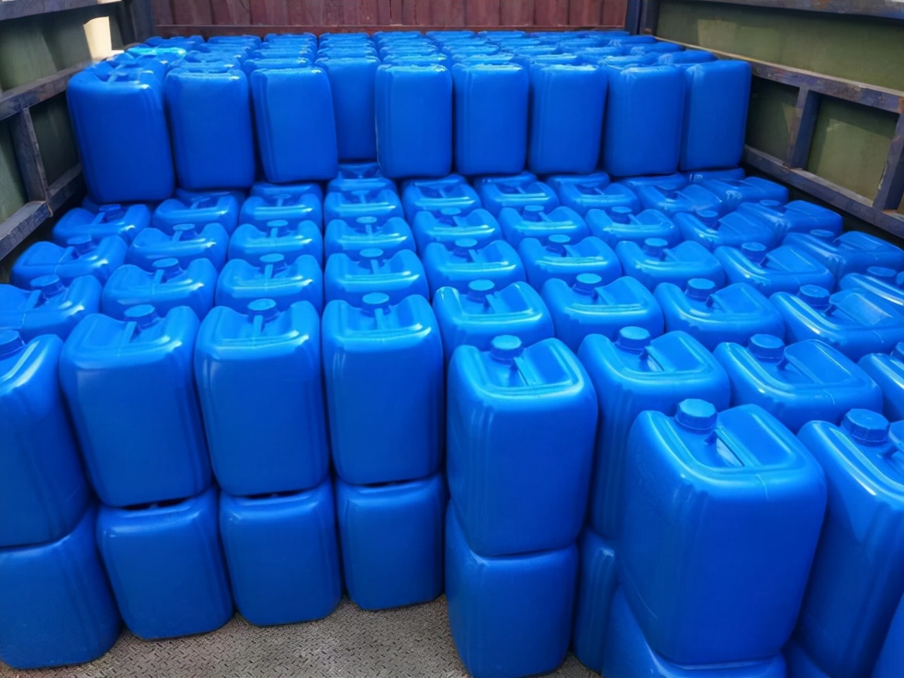 What are the main ingredients of paint thinner and what is the use of