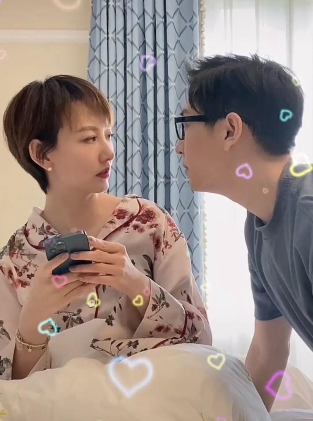 The host Li Hao and his wife ate fast food, Xiaomin squatted to show ...