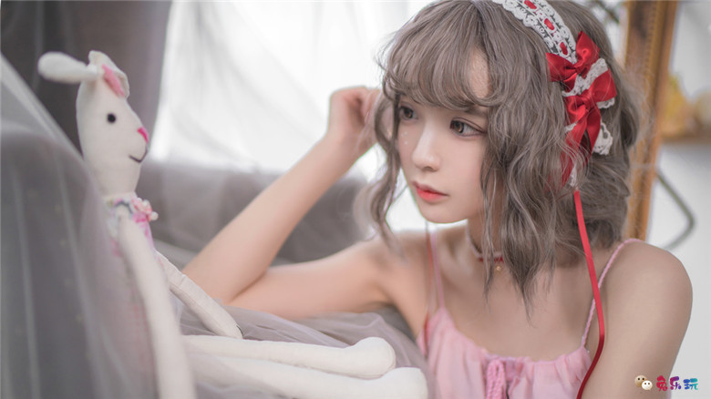 甜美少女的粉色睡衣