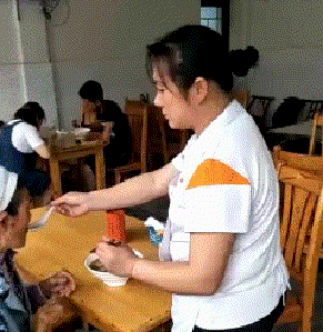 爆笑动图GIF：舔狗被女神无视，就是这个画面了！