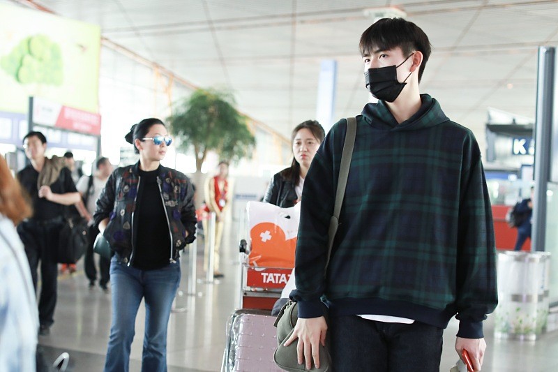 Chen Feiyu and his mother Chen Hong are walking together. The mother ...