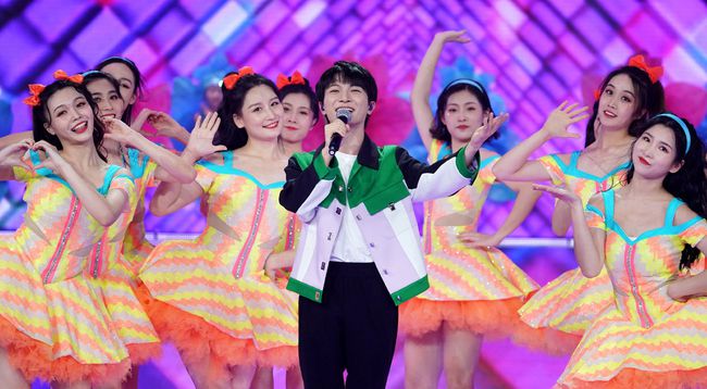 CCTV National Day Gala: Hu Ge played the five corners, Li Xuejian ...