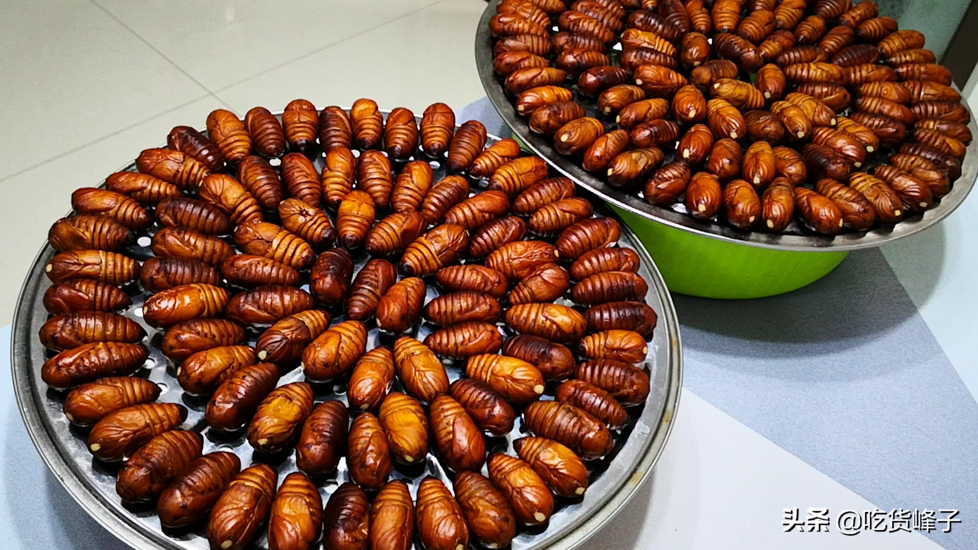 Buy silkworm chrysalis during the New Year, which one is black and