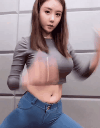 完美身材的美女GIF图片：这身材该凸的凸，该翘的翘！