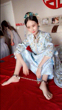 搞笑GIF图:新娘给自己脚上带上脚铐,是说婚姻是牢笼吗?