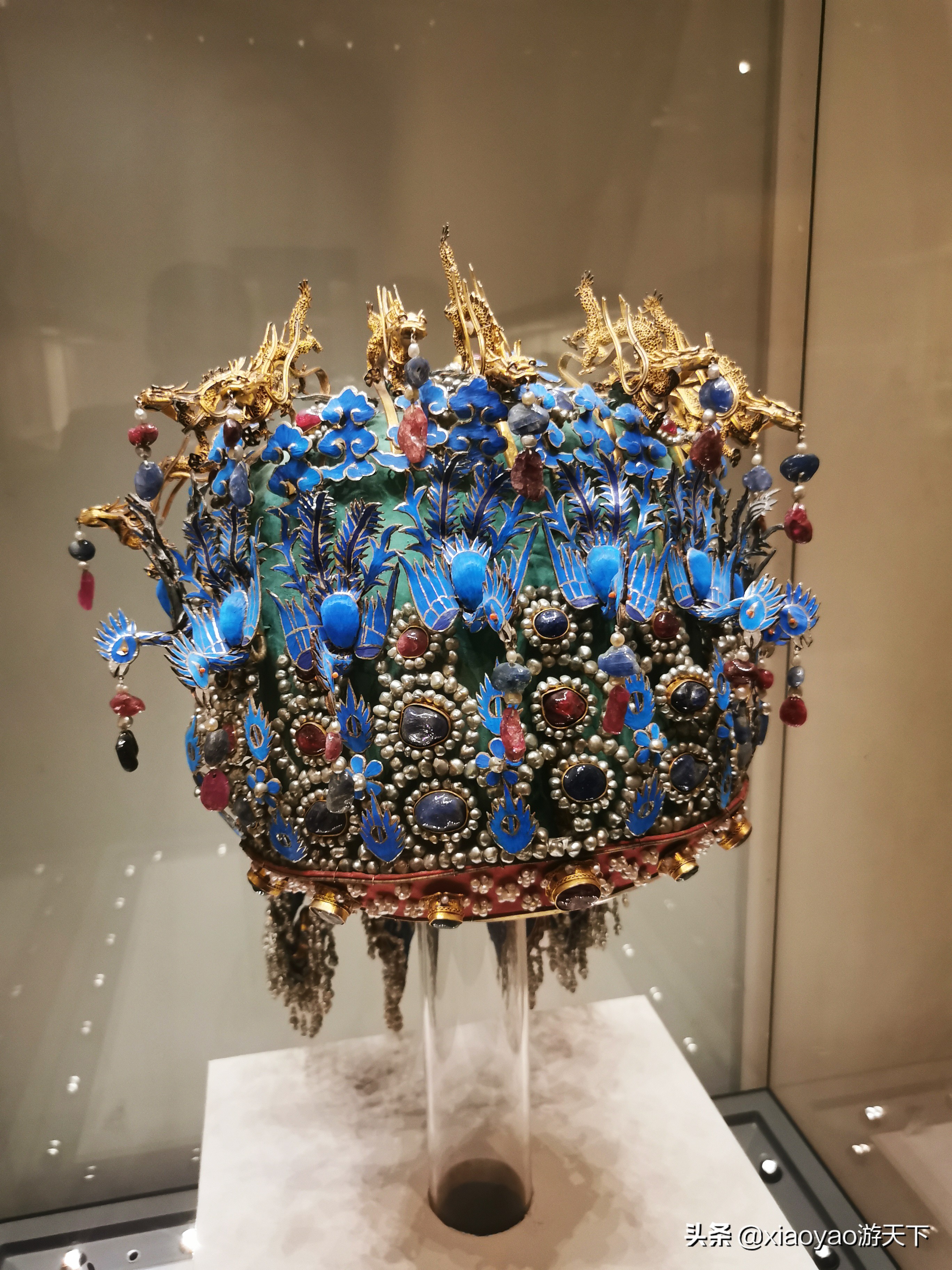Fengguan phoenix crown of Empress Xiaoduanxian, containing over 100 rubies  and 5000 pearls and inlaid with diancui kingfisher feathers. China, Ming  Dynasty, now on display at the Palace Museum in Beijing (More