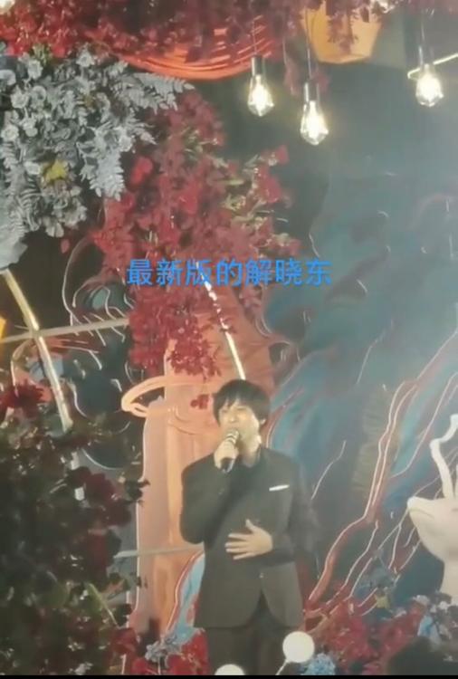 52-year-old Xie Xiaodong appeared in a bar and sang, but his clothes ...