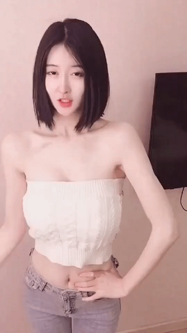 大美女GIF图片：大得很突然，大得很实在啊！