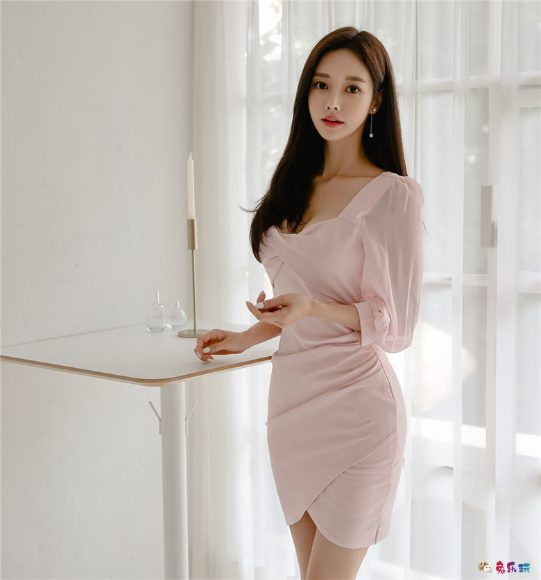 孙允珠丨粉黛芳蜜褶皱立体半袖包臀裙